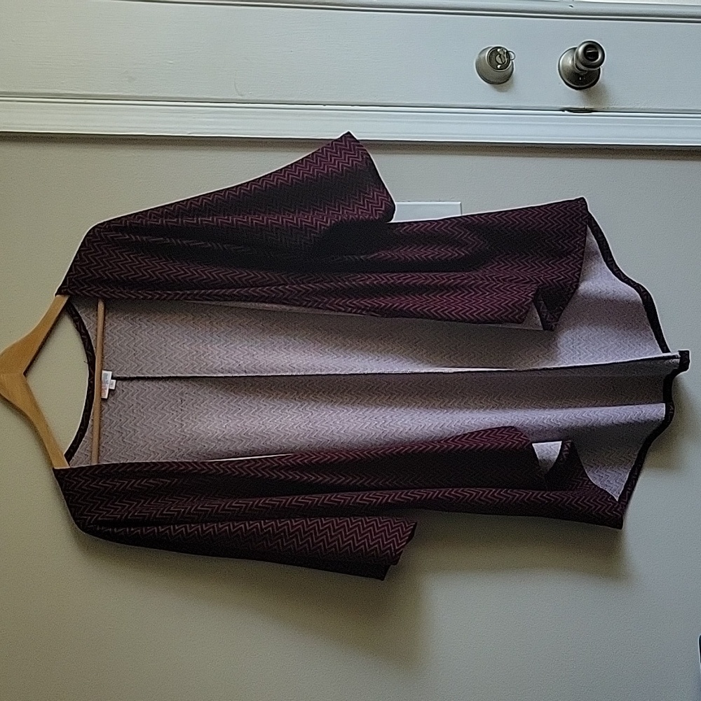 EUC Lularoe Red and Black Chevron Lindsay Kimono
